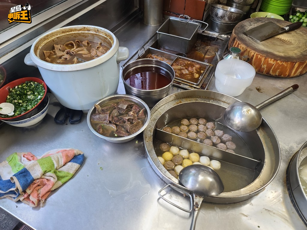 招牌牛雜粉麵每碗只賣二十九元,堪稱平靚正,但很多食客還會追加該店自家製牛丸,做雙拼粉麵。 招牌牛雜粉麵每碗只賣二十九元,堪稱平靚正,但很多食客還會追加該店自家製牛丸,做雙拼粉麵。