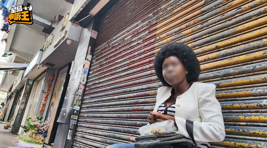 記者連日到廟街視察,見到這批非洲籍企街女無論膚色、髮型和裝扮都份外突出。 記者連日到廟街視察,見到這批非洲籍企街女無論膚色、髮型和裝扮都份外突出。