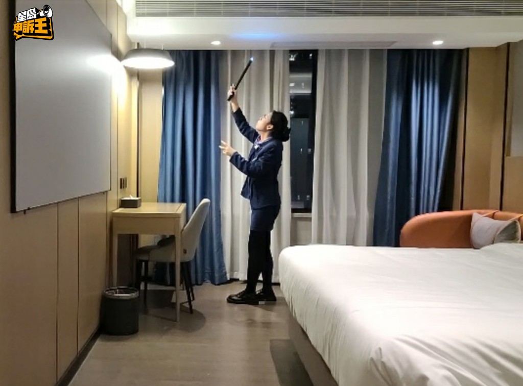 有曾發生偷拍事件的酒店,職員稱為令客人放心,會即場用儀器檢查房間有沒有偷拍鏡頭。 有曾發生偷拍事件的酒店,職員稱為令客人放心,會即場用儀器檢查房間有沒有偷拍鏡頭。