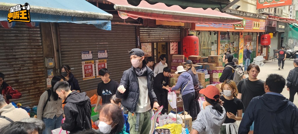 大埔墟運頭坊有大批熱心街坊忙於整理救援物資。 大埔墟運頭坊有大批熱心街坊忙於整理救援物資。