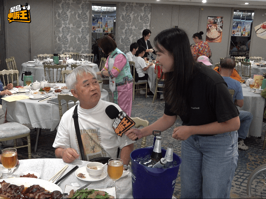 食客關先生提到,他第一次觀看「太公分豬肉」表演,現場氣氛熱烈,讚不絕口地說「開心,Happy」。 食客關先生提到,他第一次觀看「太公分豬肉」表演,現場氣氛熱烈,讚不絕口地說「開心,Happy」。