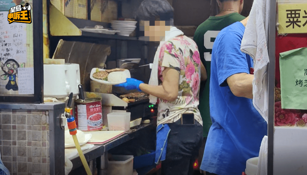 當記者詢問是否有什麼獨特秘訣讓肉餅如此吸引時,老闆表示,「無啊,無啊,真係好普通嘅東西。」 當記者詢問是否有什麼獨特秘訣讓肉餅如此吸引時,老闆表示,「無啊,無啊,真係好普通嘅東西。」