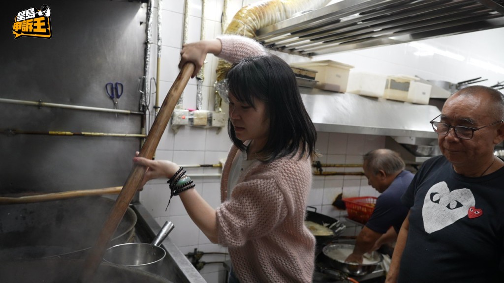 聯哥的女兒Cecilia回憶，童年放學後常幫忙打魚蛋。