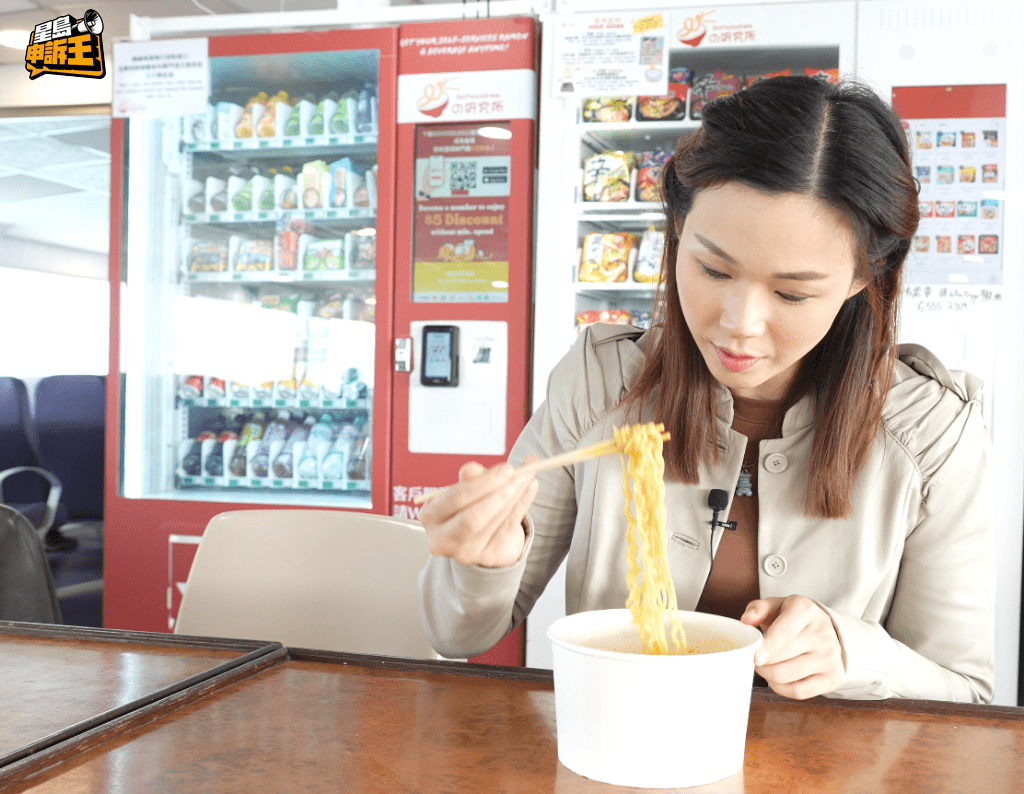 在航行中感受船身輕微搖晃，同時品嚐美食，心情確實特別愉快。