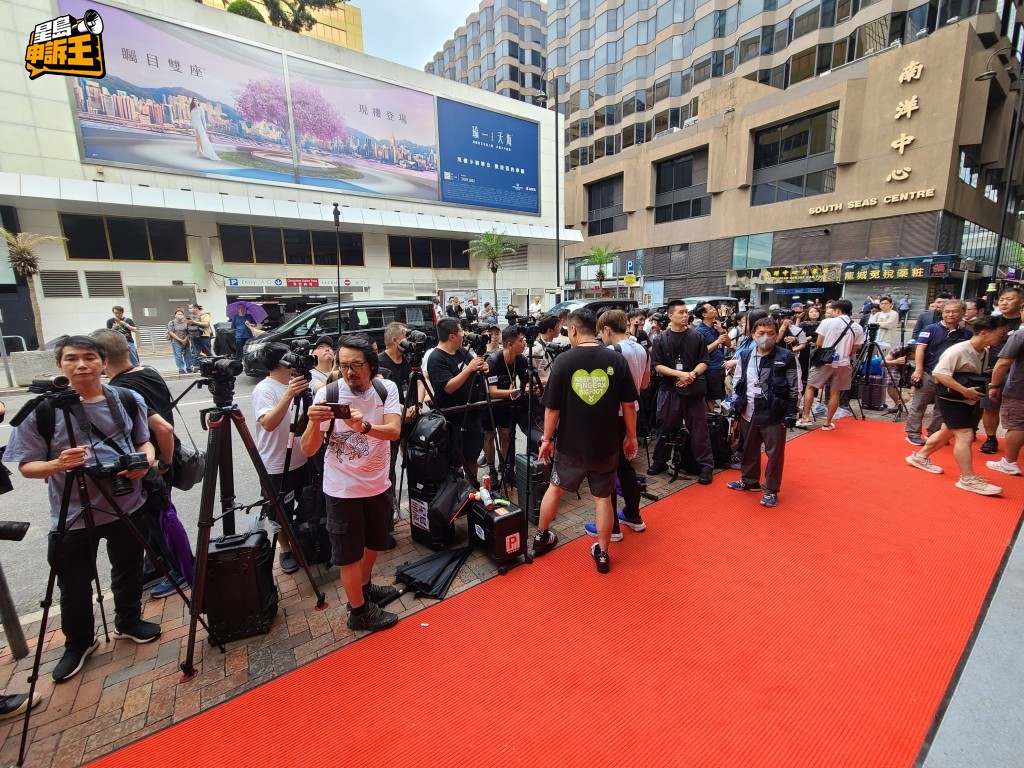 新「大富豪」開幕，大批傳媒到場採訪。