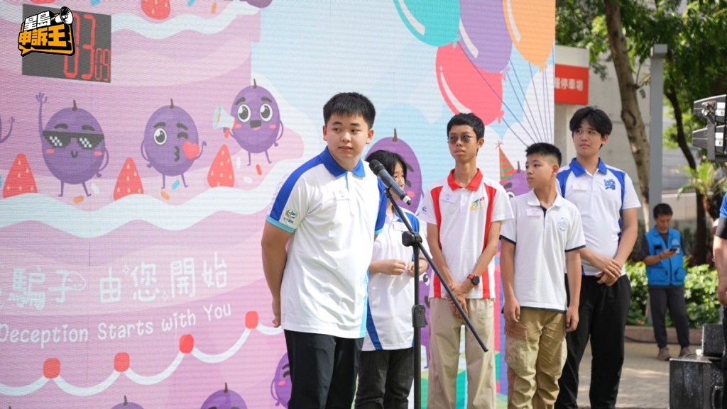 防騙急口令比賽中,中學組冠軍得主梁沛權朗讀急口令最快。 防騙急口令比賽中,中學組冠軍得主梁沛權朗讀急口令最快。