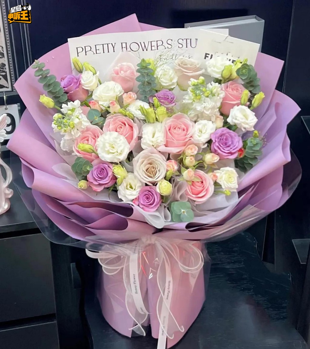 這束有4款襯花的浪漫花束，售價138元人民幣。