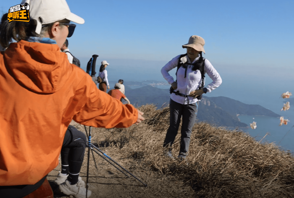 現場發現，有遊客隨手扔果皮進芒草堆内。