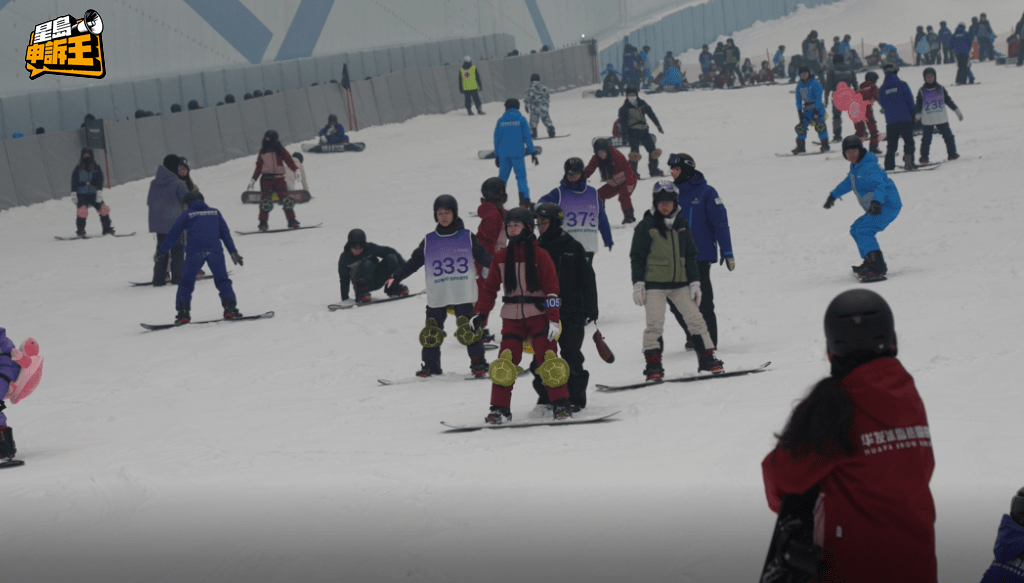 進入深圳前海華發冰雪世界後，場內遊客眾多，人流相當密集。