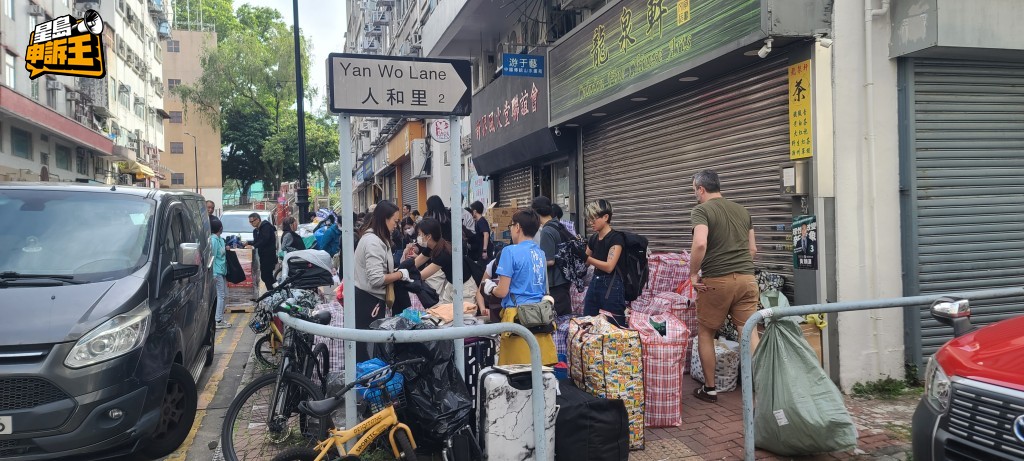 在場義工落力整理物資幫助災民。 在場義工落力整理物資幫助災民。