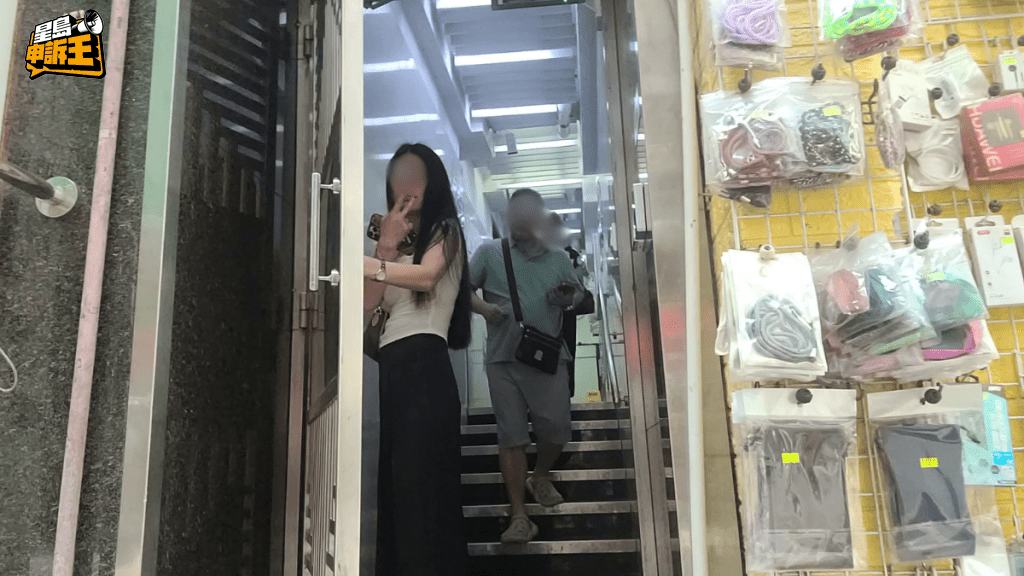 妓女向記者示意收費200元。