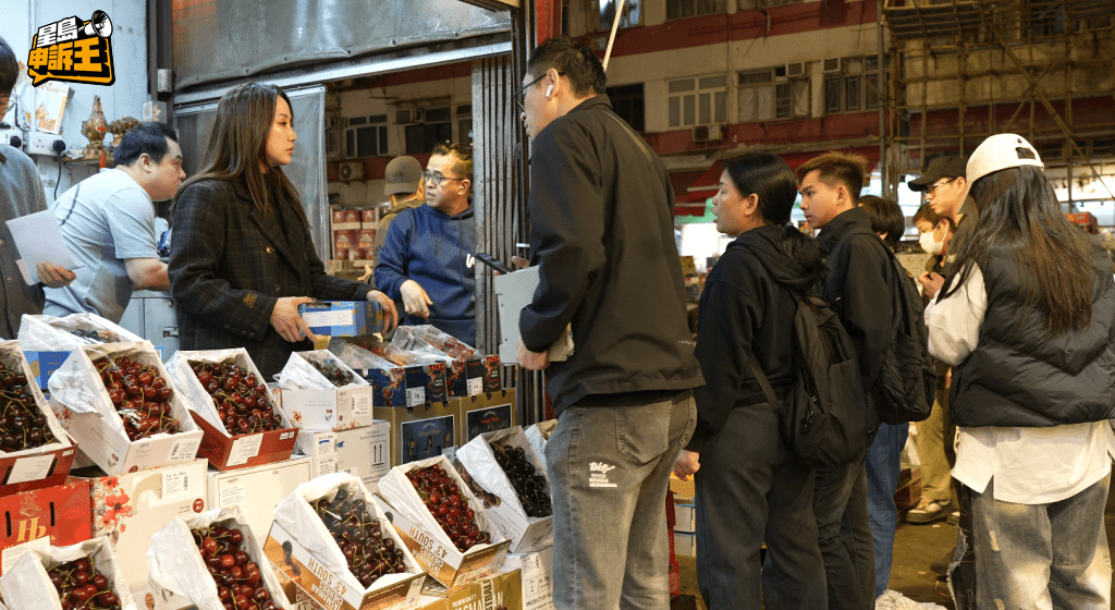 不少市民在選購塔斯車厘子。
