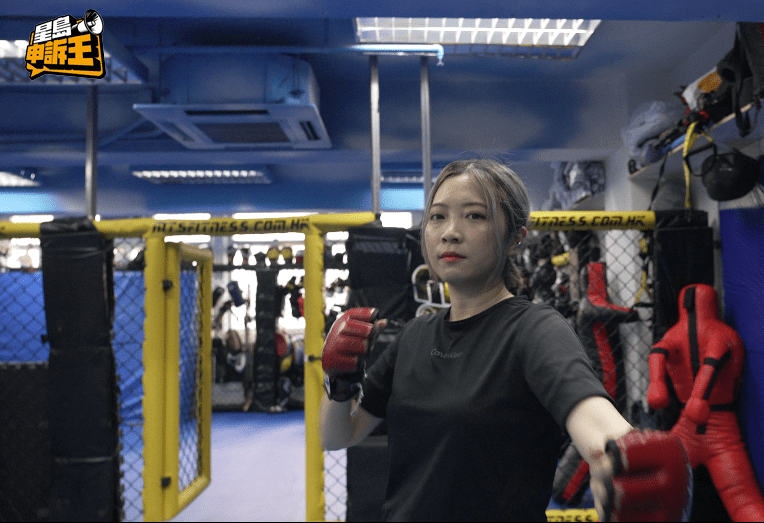 打拳之前，Irene按拳手要求佩戴拳套等裝備。