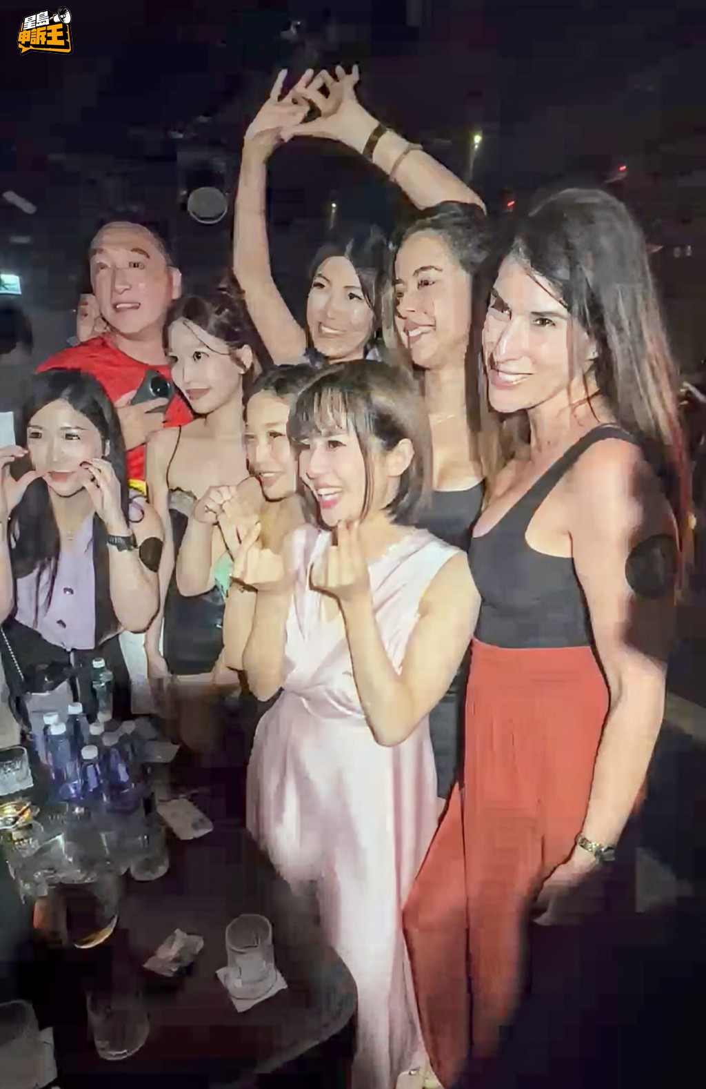 蒼井空與粉絲大玩遊戲，又與他們合照留念。