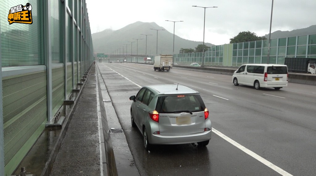 在快速公路駕駛要保持警覺,預測和留意各種風險,例如前面會否有壞車、工程車或貨車等。(來源:資料相片) 在快速公路駕駛要保持警覺,預測和留意各種風險,例如前面會否有壞車、工程車或貨車等。(來源:資料相片)