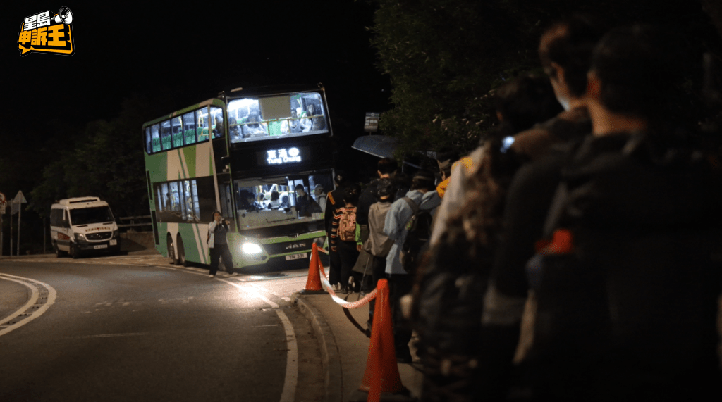 不過，記者當天在現場觀察到，警方派員維持秩序，並且巴士班次亦有所增加。