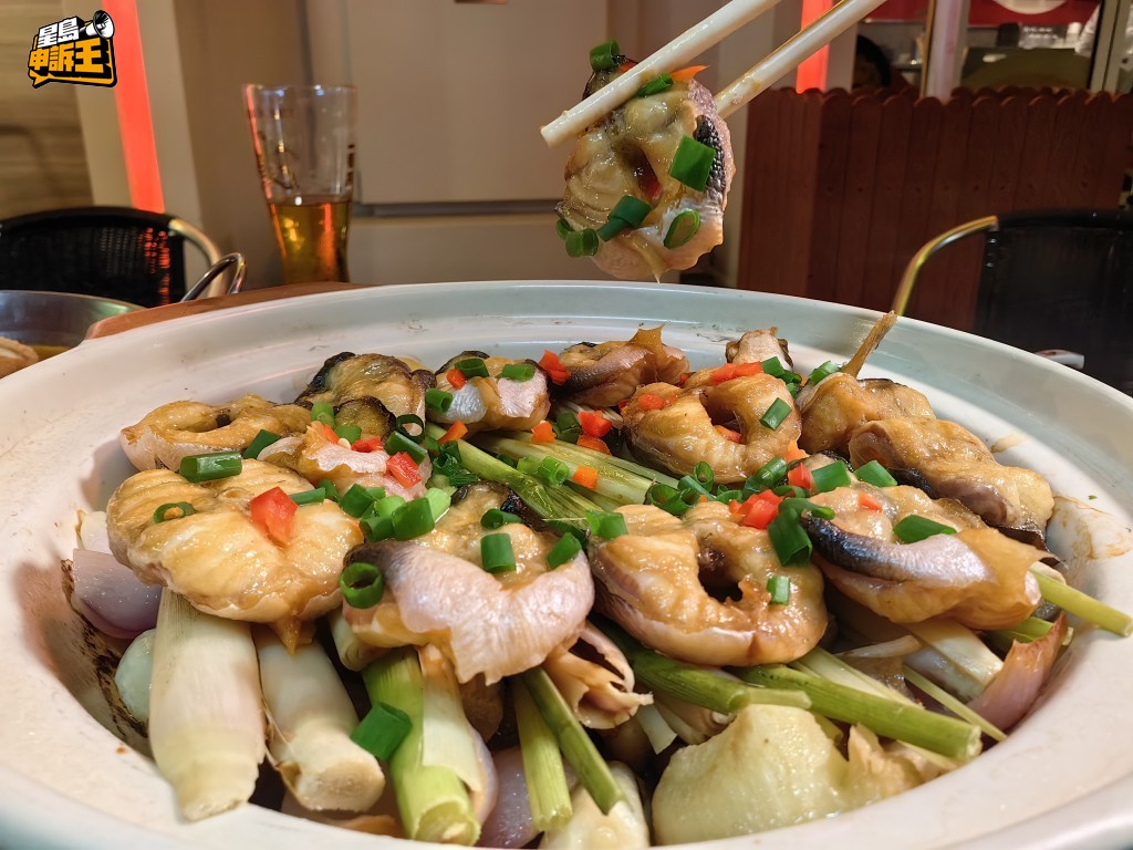 除了牛雜出色,此店的香茅焗海鱔片及炭燒羊腩煲等,均曾獲得美食大賽的獎項。 除了牛雜出色,此店的香茅焗海鱔片及炭燒羊腩煲等,均曾獲得美食大賽的獎項。