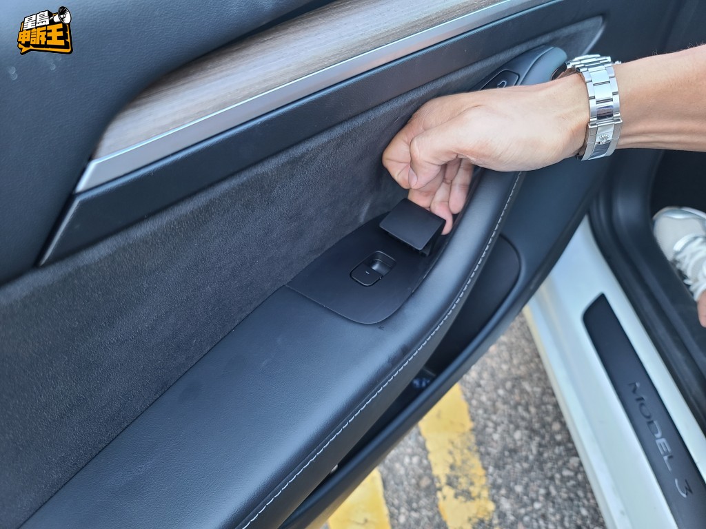 電動車一旦遇上意外,會有斷電機會,司機要懂得使用機械式開關作逃生用途,危急時亦可以用硬物敲碎車窗逃生。 電動車一旦遇上意外,會有斷電機會,司機要懂得使用機械式開關作逃生用途,危急時亦可以用硬物敲碎車窗逃生。