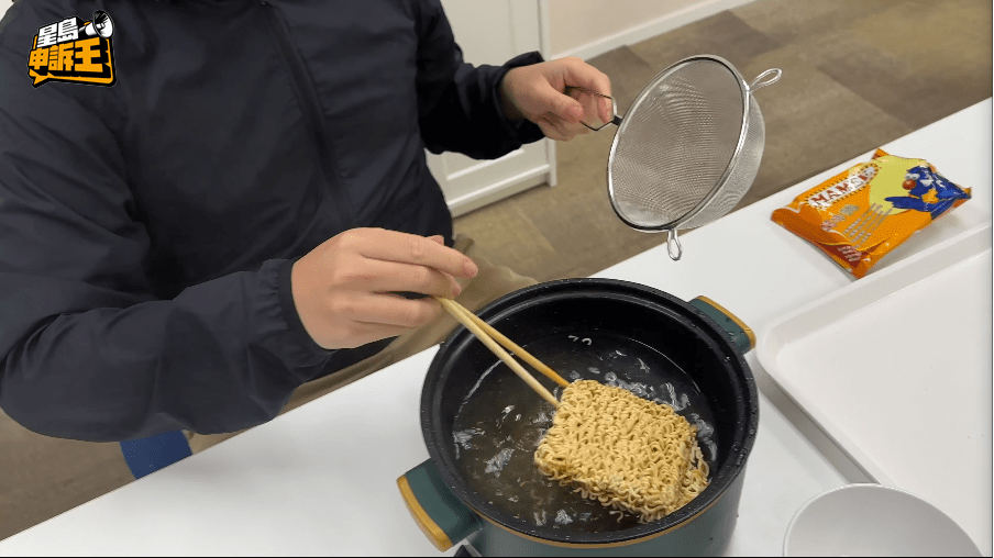 記者親身試食「媽咪麵」與「福字麵」的兩種食法。 記者親身試食「媽咪麵」與「福字麵」的兩種食法。