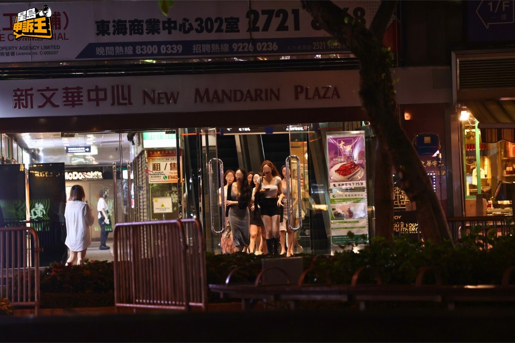 大富豪重開,據知已立即為區內夜場事業帶來生氣:不少有公關班底的中介人蠢蠢欲動,準備帶隊到大富豪提供娛樂服務。(資料相片) 大富豪重開,據知已立即為區內夜場事業帶來生氣:不少有公關班底的中介人蠢蠢欲動,準備帶隊到大富豪提供娛樂服務。(資料相片)