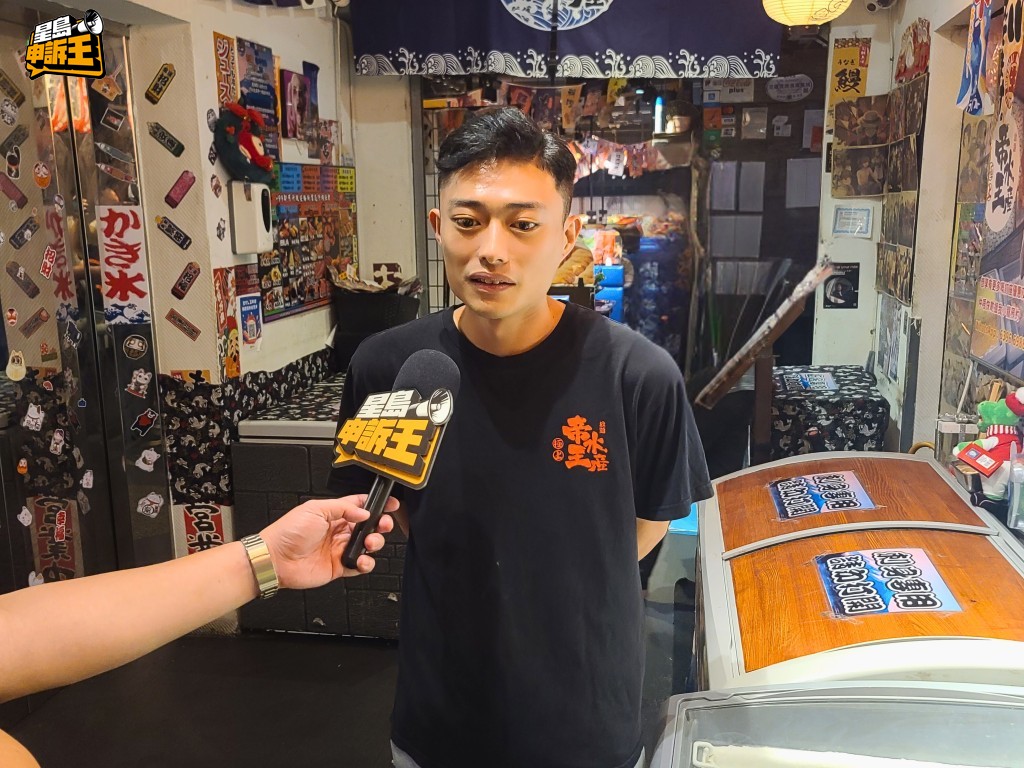 店員小龍目睹有客人拿出保溫壺，偷偷地把不同種類的刺身塞進壼內。