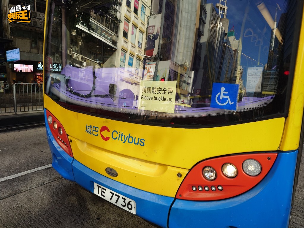 安全帶新法例已實施，巴士車頭及車廂均有明確告示。