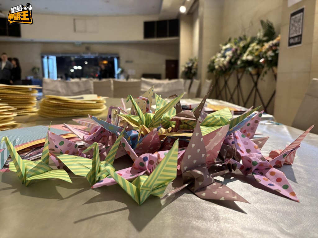 活動有摺紙安排,市民摺了不少紙鶴。 活動有摺紙安排,市民摺了不少紙鶴。