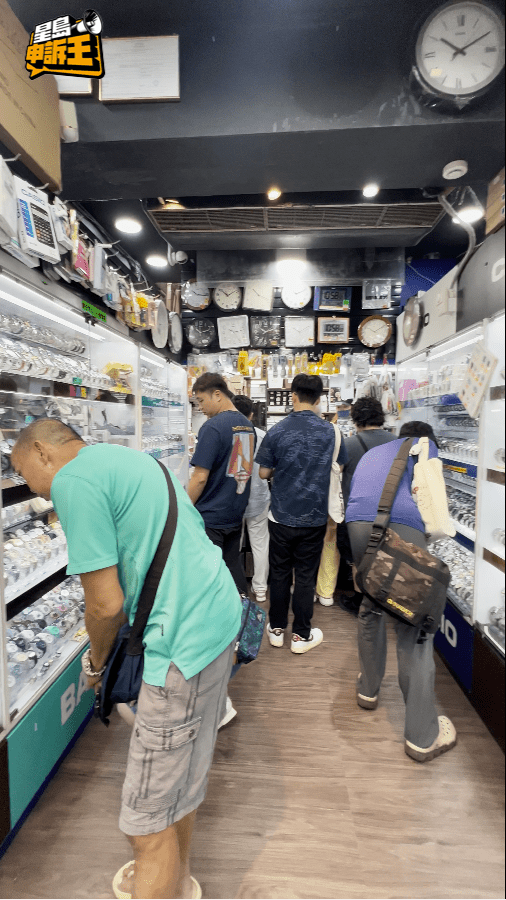 店內不少顧客，專程來買這款手錶。