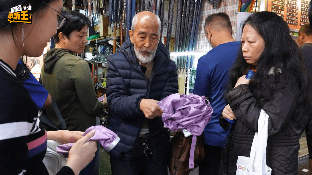 無論是否顧客,威哥都會主動教導大家正確的開傘、收傘方法,只望大家環保一點,別輕易該雨傘成為廢物丟掉。 無論是否顧客,威哥都會主動教導大家正確的開傘、收傘方法,只望大家環保一點,別輕易該雨傘成為廢物丟掉。