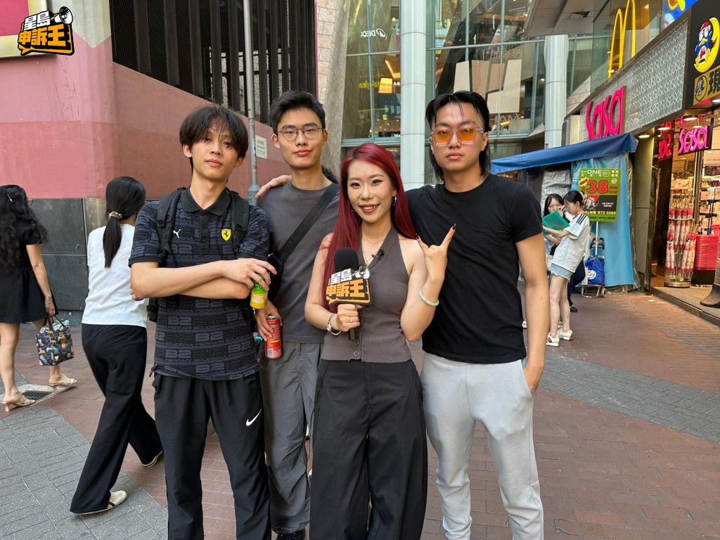 Leo(左二)則形容:「妳棚牙是我見過最有特色的女仔,任由網民說吧,妳靚是妳的事!」 Leo(左二)則形容:「妳棚牙是我見過最有特色的女仔,任由網民說吧,妳靚是妳的事!」