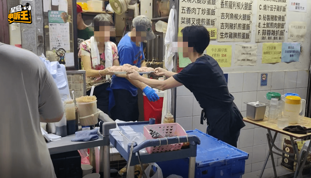 老闆表示,近幾日因大排長龍,令夥計做得好辛苦。 老闆表示,近幾日因大排長龍,令夥計做得好辛苦。