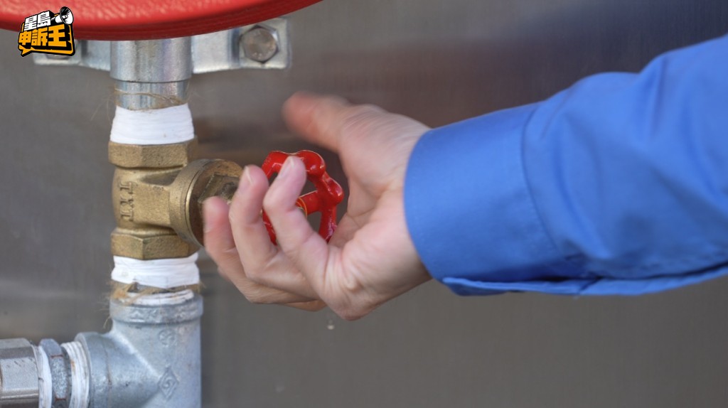 另一個情況,逆時針方向扭動水掣時未有扭盡。 另一個情況,逆時針方向扭動水掣時未有扭盡。