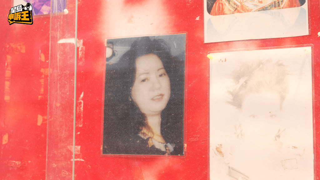 放于歌厅门口的照片已有二十年，金铃指曾转过照片，但熟人不认得新相而找不到她，因此换回旧照。