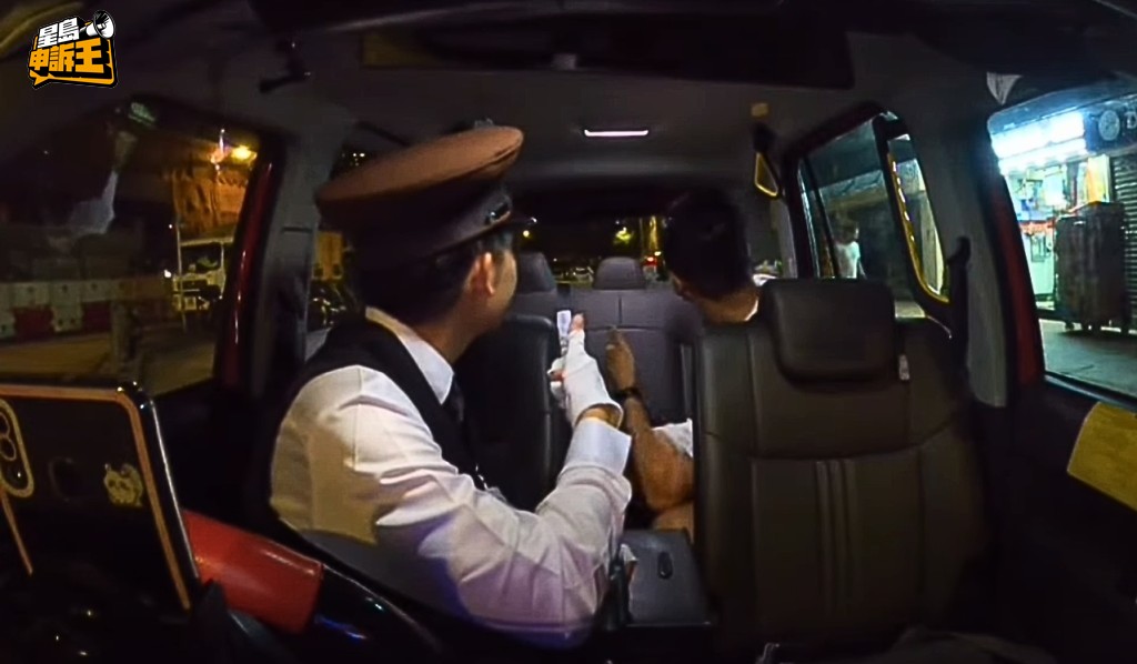 有乘客覺得Jeff的打扮特別，下車前特意找他拍照，令Jeff確信努力改變必有迴響。(被訪者提供相片)