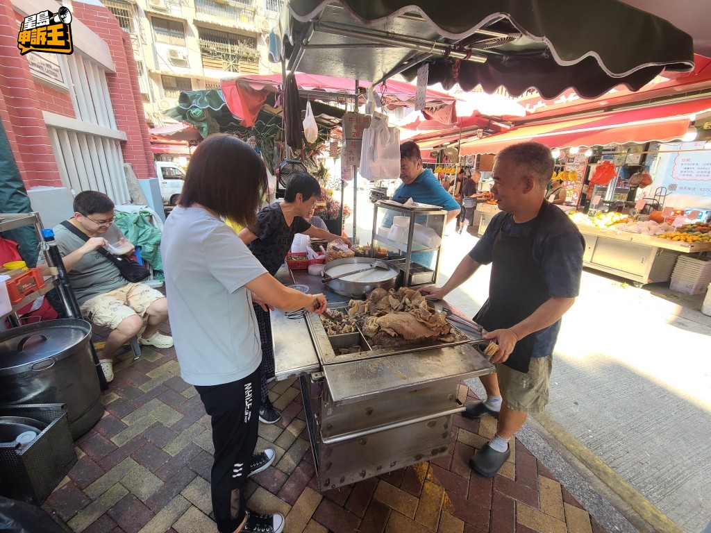 澳門本地人吃牛雜,普遍配粉麵和配粥,這才是主流吃法。 澳門本地人吃牛雜,普遍配粉麵和配粥,這才是主流吃法。