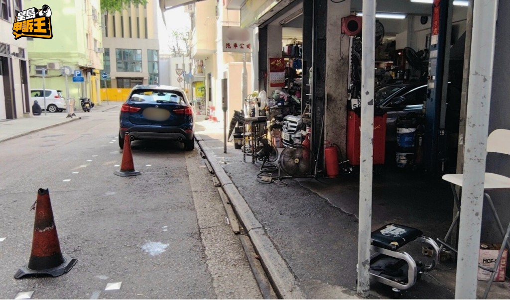 記者發現有車房用雪糕筒霸佔泊車錶位。 記者發現有車房用雪糕筒霸佔泊車錶位。