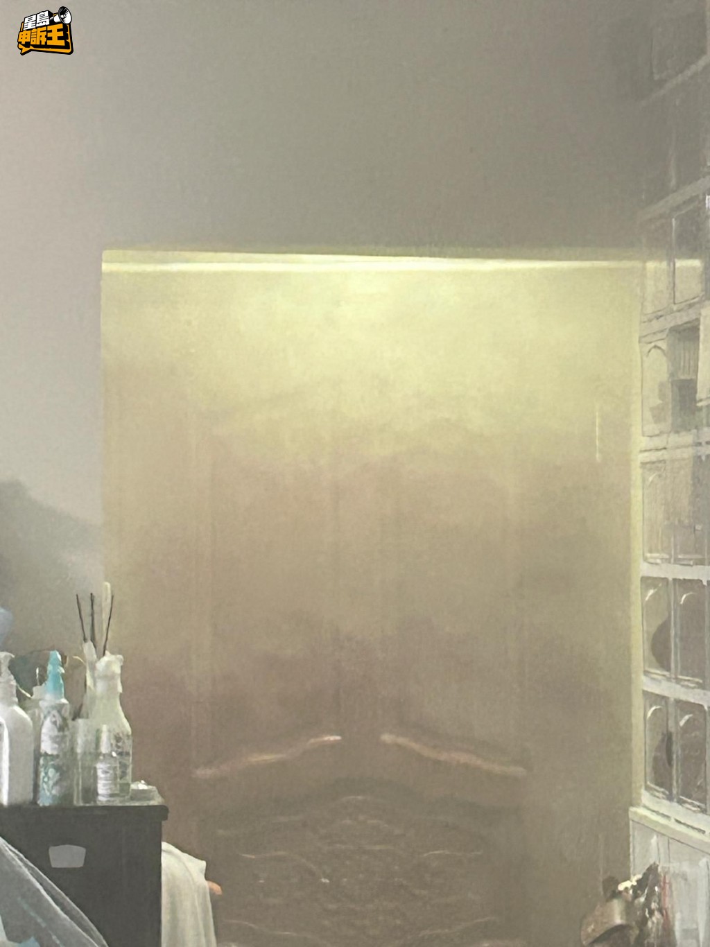 鍾先生指太太昨日失聯前,傳來被困單位的影像。(鍾先生提供) 鍾先生指太太昨日失聯前,傳來被困單位的影像。(鍾先生提供)