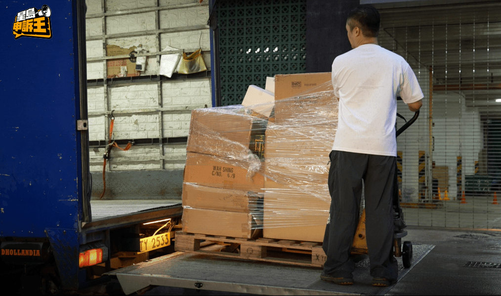 上貨程序通常是在回收產品後進行分類和查詢價格,然後再將其運送到門市銷售。 上貨程序通常是在回收產品後進行分類和查詢價格,然後再將其運送到門市銷售。