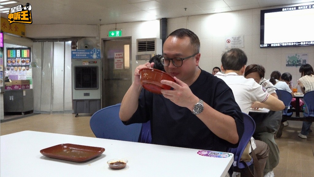 牛雜吃光,盆裏還盛着湯汁,此乃精華所在,視它如上湯、濃湯般一飲而盡,也不覺得鹹。 牛雜吃光,盆裏還盛着湯汁,此乃精華所在,視它如上湯、濃湯般一飲而盡,也不覺得鹹。