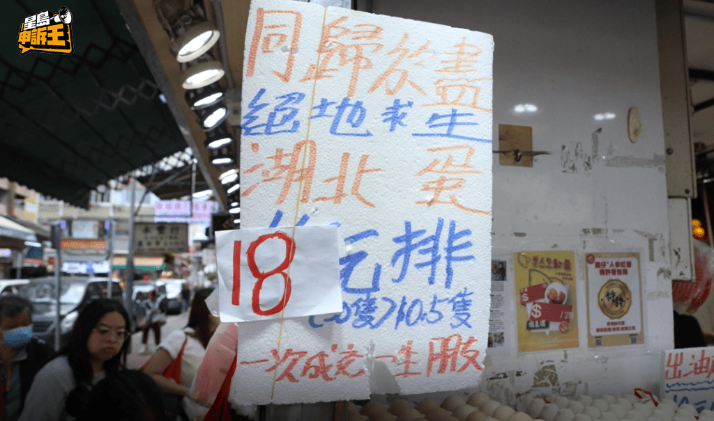 該店以大字寫著「同歸於盡,絕地求生」、「一次成交,一生朋友」等誇張字眼吸客。 該店以大字寫著「同歸於盡,絕地求生」、「一次成交,一生朋友」等誇張字眼吸客。