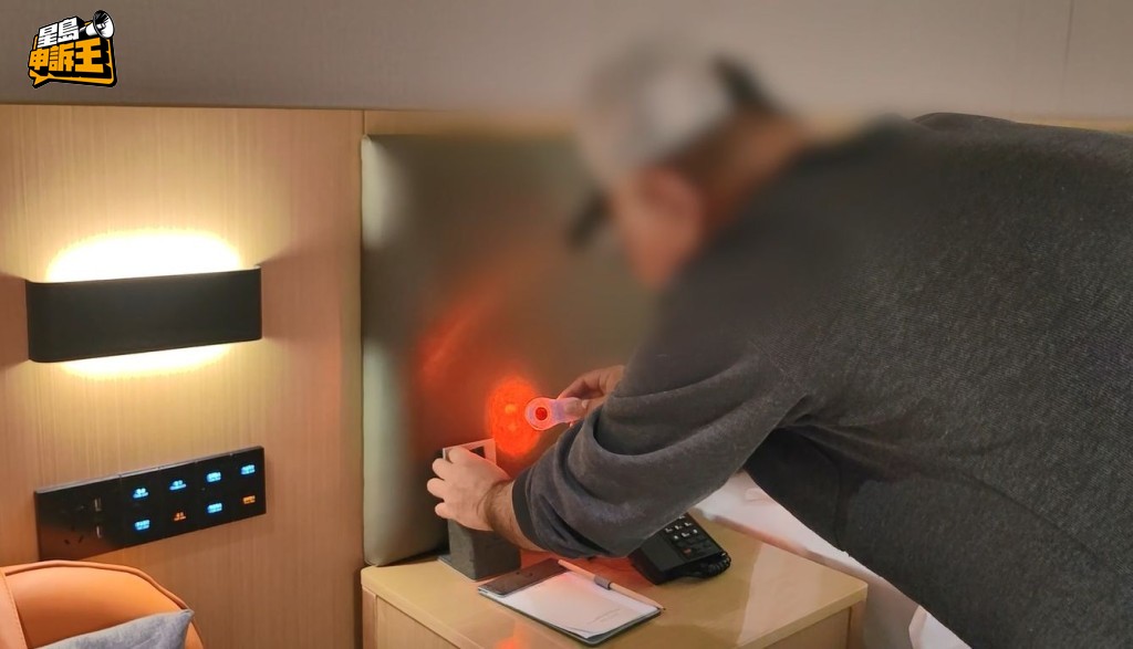 King Sir說使用紅色濾片的顏色鏡片掃描相關位置,便知道有否偷拍鏡頭。 King Sir說使用紅色濾片的顏色鏡片掃描相關位置,便知道有否偷拍鏡頭。