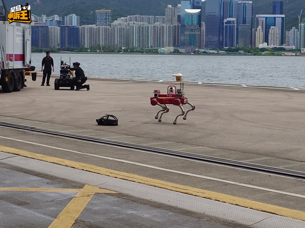 配備熱成像鏡頭的機械狗，上前監測可疑背囊。