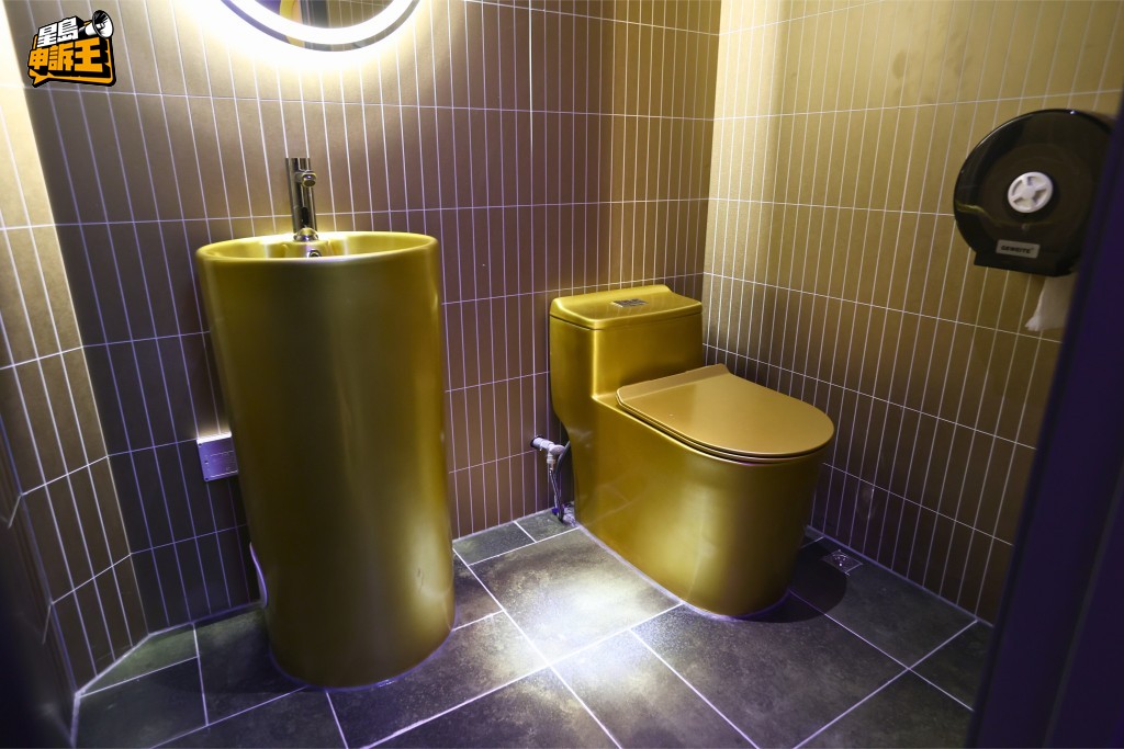 「金區」的房間，連坐廁都是金色。