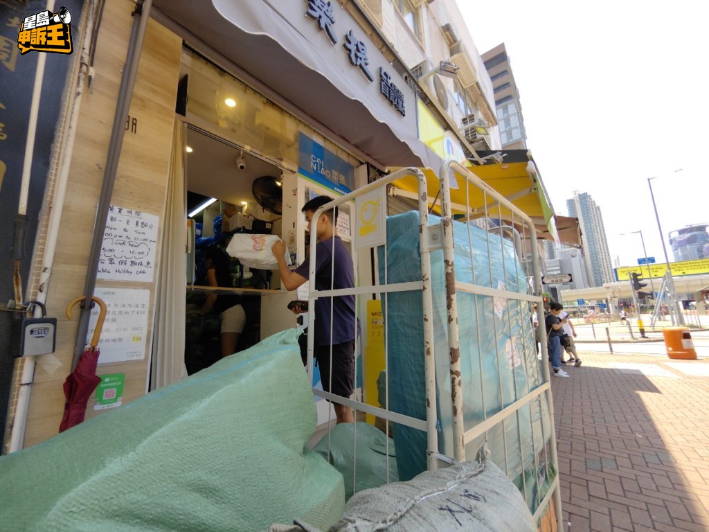 吳小姐的店鋪只有數十呎,但近日高峰時堆積了800多件貨。 吳小姐的店鋪只有數十呎,但近日高峰時堆積了800多件貨。