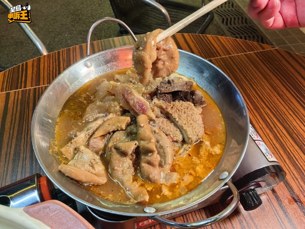 傳統鑊仔牛雜,牛腸清洗得極乾淨,咀嚼時甘香四溢;牛筋膠質豐盈,入口黏一黏唇便瞬間化開。 傳統鑊仔牛雜,牛腸清洗得極乾淨,咀嚼時甘香四溢;牛筋膠質豐盈,入口黏一黏唇便瞬間化開。