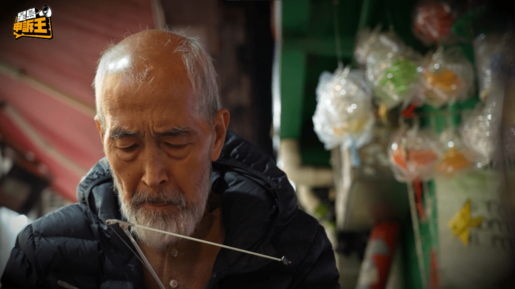 威哥藉傘勉勵港人:「要像傘一樣,撐起自己,不要讓別人看低。」 威哥藉傘勉勵港人:「要像傘一樣,撐起自己,不要讓別人看低。」