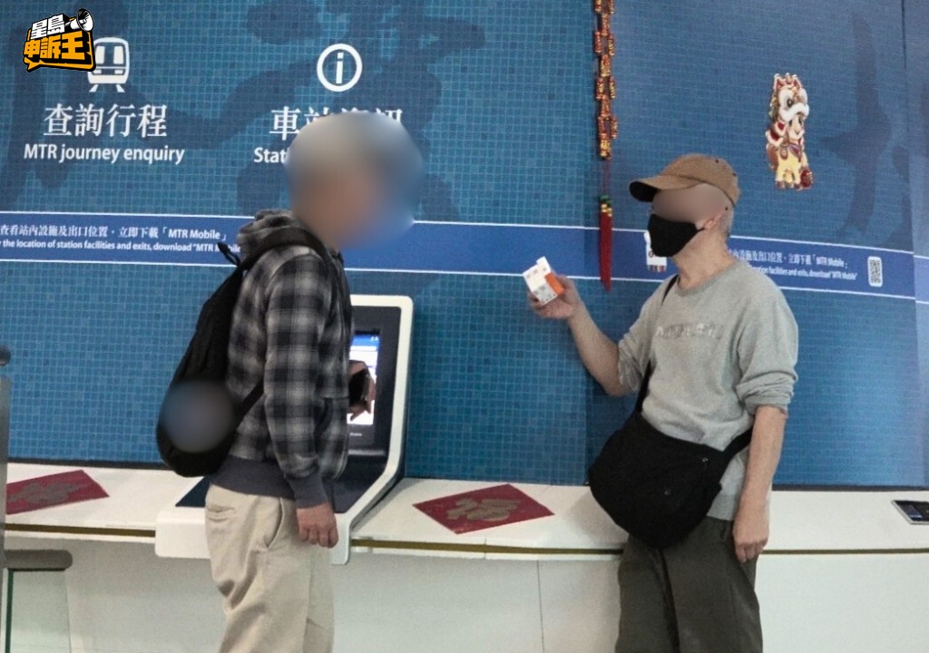 會面後,賣家將「偉哥」遞給記者。 會面後,賣家將「偉哥」遞給記者。