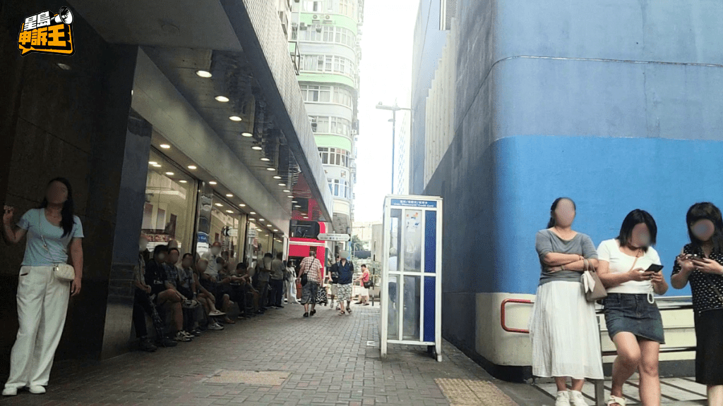 一眾長者對附近徘徊的企街「評頭品足」。