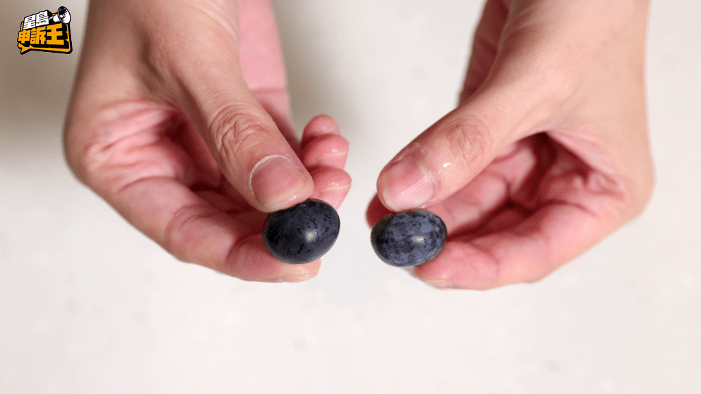 藍莓表面的果粉越多，表示越新鮮。