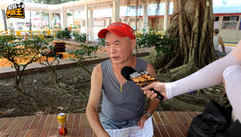 另一名男街坊說,長髮男子吃完東西後,會把垃圾放入垃圾桶,十分整潔。 另一名男街坊說,長髮男子吃完東西後,會把垃圾放入垃圾桶,十分整潔。